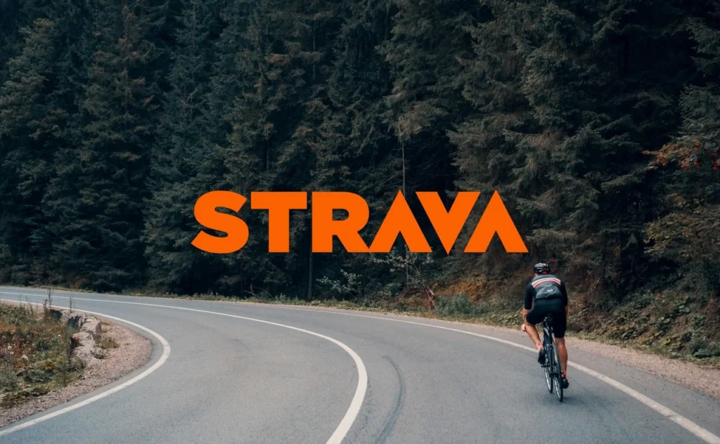 Cyklista na silnici, logo Strava